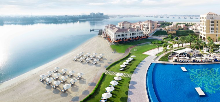 The Ritz-Carlton Abu Dhabi, Grand Canal Pool-Beach (6)